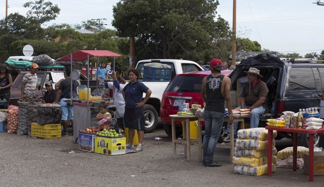 A diario llegan nuevos vendedores informales a instalar sus puestos de venta de mercancía en calles y sendeors peatonales de Villa del Rosario. Algunos prefieren armar sus puestos en sus vehículos. Juan Pablo Cohen