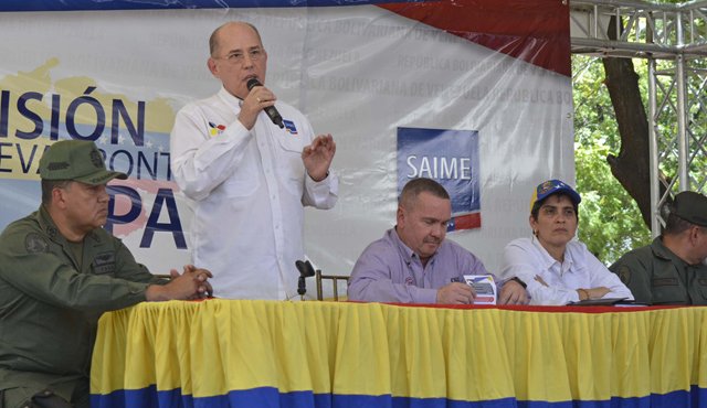 El director del servicio Administrativo de Identificación Migración y Extranjería (Saime), Juan Carlos Dugarte, en instantes en que daba a conocer el alcance de la tarjeta de movilidad fronteriza. La Opinión
