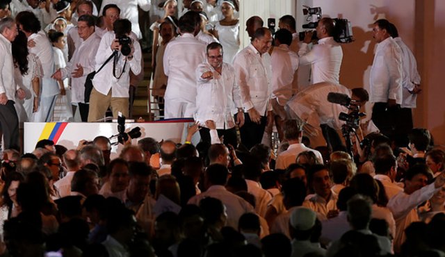 La entrega de las armas no estaba contemplada y el “fin del fin” de la guerrilla muchos menos. Colprensa