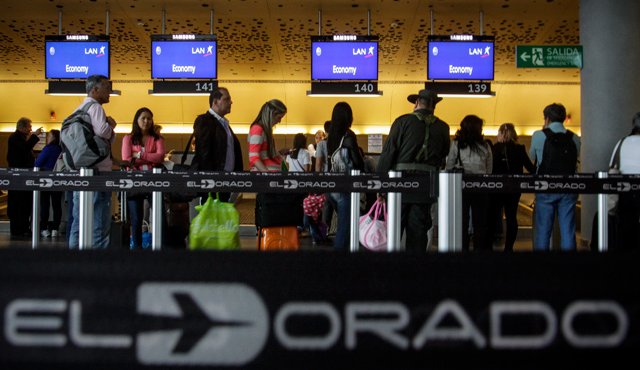 El Gobierno ha invertido más de $2,8 billones en el sistema aeroportuario para empezar a tener operaciones en todas las regiones del país. Colprensa
