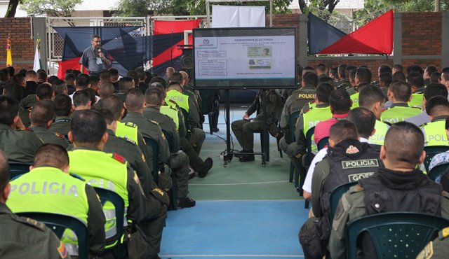 Esta semana, los uniformados de la Policía Metropolitana que participarán del ‘Plan Democracia’ fueron capacitados por la Registraduría Nacional sobre la dinámica del proceso del plebiscito. Cortesía