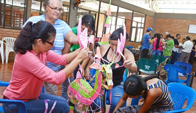 Mujeres cabeza de hogar de los barrios populares de Cúcuta son las que están creando la decoración navideña que lucirá Cúcuta este año. Edinsson Figueroa