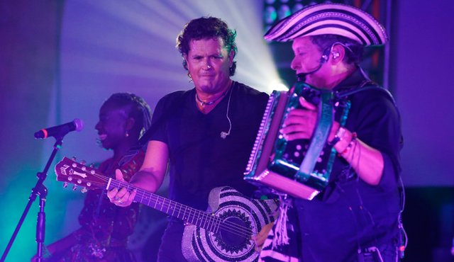 El cantante colombiano Carlos Vives toca con su banda en el Latin Grammy Acoustic Session en la Ciudad de México, el miércoles 28 de septiembre del 2016. Estos conciertos acústicos, organizados por la Academia Latina de la Grabación, se realizan en viarias ciudades en antelación de los Latin Grammy, que este año se entregan el 17 de noviembre en Las Vegas. AP