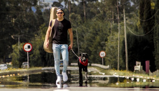 Alek, músico reconocido por su aptitud, disciplina y perseverancia. Cortesía