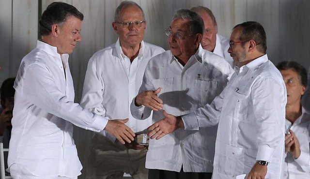Juan Manuel Santos y las Farc podrían estar en la lista de ganadores del Nobel de paz. Archivo