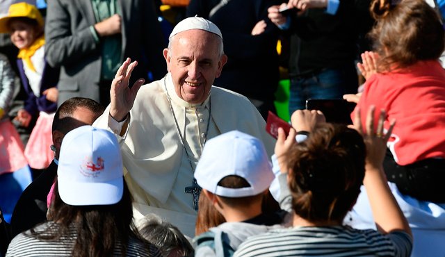 El papa Francisco agradeció a los "fieles" de la Iglesia ortodoxa presentes en el estadio y no a los "representantes" de esta iglesia como estaba previsto en un principio. AFP