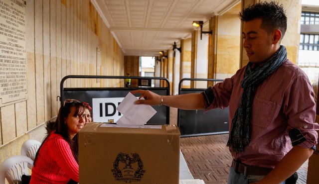 A las 8 de la mañana se abrirán las urnas para que los votantes puedan ejercer su derecho y decidir si quieren o no refrendar los acuerdos de La Habana. Archivo
