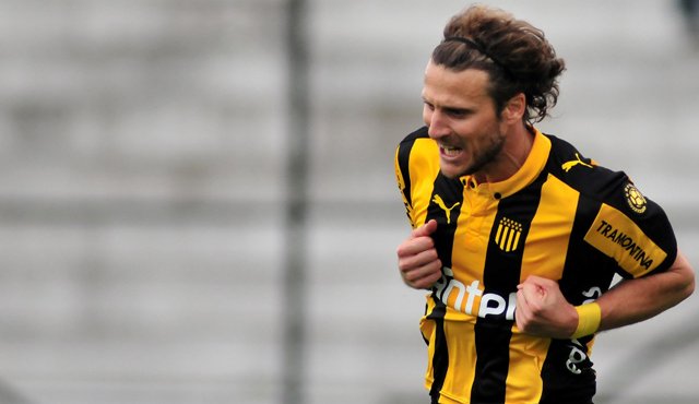 El uruguayo Diego Forlán será uno de los principales atractivos que tenga el campeonato de fútbol en India. Archivo