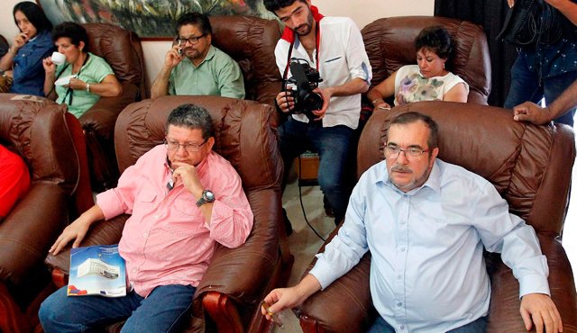 Termos de café, infusiones, bocaditos y una gran pantalla para seguir los resultados de la votación esperaban a la delegación negociadora de las Farc en una sala para fumadores del célebre Club habanero. AFP
