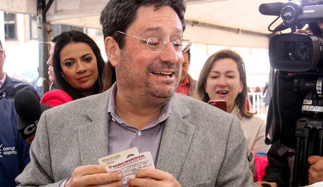 De acuerdo con Francisco Santos, lo ideal es que el grupo armado haga el transito a la política. Colprensa