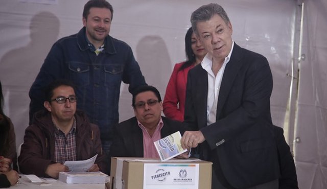 El presidente destacó que un día como hoy nació Gandhi, el personaje que enseñó tanto la cultura de la no violencia. Colprensa