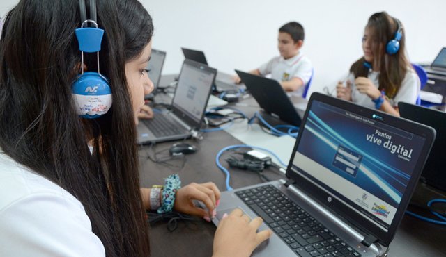 A través de video juegos buscan incentivar en los estudiantes el amor por la tecnología. Archivo