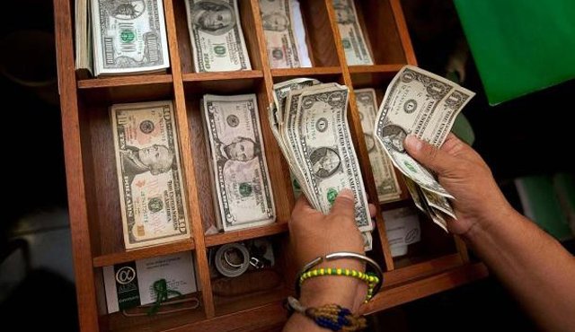 Los analistas consideraron que el impacto político generado por el triunfo del No fue en gran medida el generador de esta nueva alza del dólar en el país. Archivo