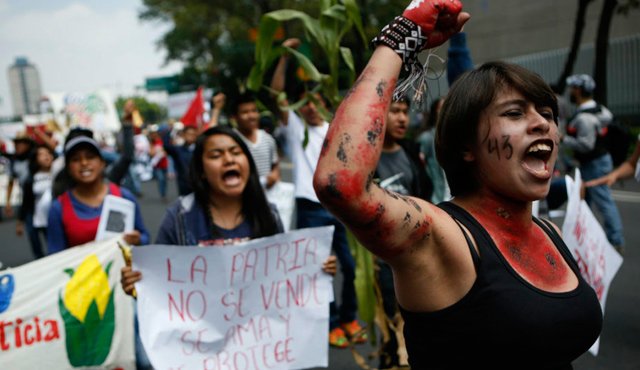 Manifestantes cantaron durante la marcha en conmemoración del 48 aniversario de la masacre de Tlatelolco en la Ciudad de México. AP
