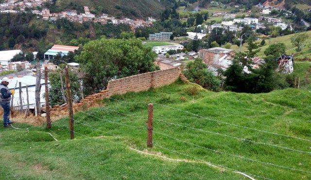 Dos funcionario del Igac realizan la revisión catastral de 130 predios. Cortesía