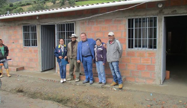 El alcalde de Chitagá, Fredy Quintero, les entregó las casas a Alina Mogollón y Luis Mogollón. Cortesía