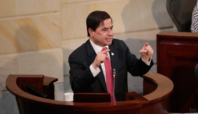 El liberalismo, tanto en sus bancadas de Senado como de Cámara de Representantes, expidieron comunicados de respaldo a la labor de Juan Fernando Cristo. Colprensa