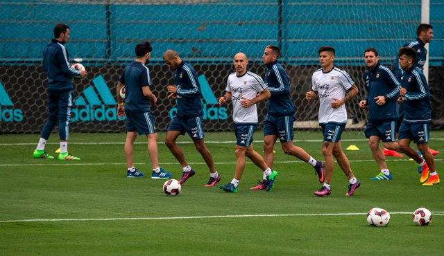 Bauza decidió convocar a los jugadores directamente a Lima, en vez de ir primero a Buenos Aires, y así ahorró varias horas de vuelo de quienes llegaron desde Europa. AFP