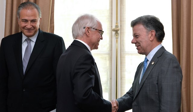 El secretario de Estado, John Kerry conversó por teléfono con el presidente de Colombia, Juan Manuel Santos, para reafirmar el apoyo estadounidense al proceso de paz. Archivo