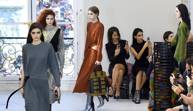 Las modelos presentan las actuales creaciones de Louis Vuitton durante el espectáculo colección de moda en París. AFP