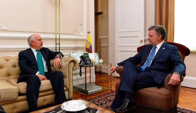 El presidente Juan Manuel Santos recibió ayer en la Casa de Nariño al expresidente conservador Andrés Pastrana, otro de los críticos del proceso de paz con las Farc. Presidencia