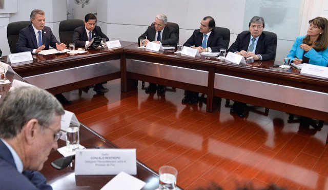 El encuentro entre el presidente Juan Manuel Santos y el senador Álvaro Uribe Vélez no fue a solas. En este participaron representantes de ambas partes, quienes plantearon los puntos sobre los que hay diferencias. Presidencia