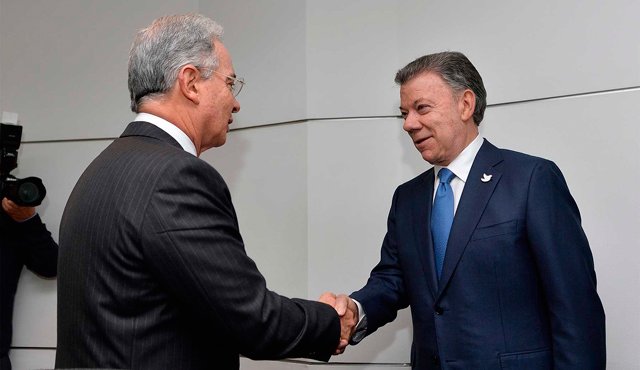 "Hay que revisar algunos puntos, y no pocos" del acuerdo final con las Fuerzas Armadas Revolucionarias de Colombia (Farc), dijo Uribe antes de ir a la reunión. Presidencia