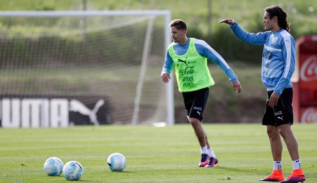 la selección uruguaya que dirige el técnico Óscar Washington Tabárez, intentará no dejarse sorprender por Venezuela, equipo que lo ha complicado en las últimas eliminatorias. AP