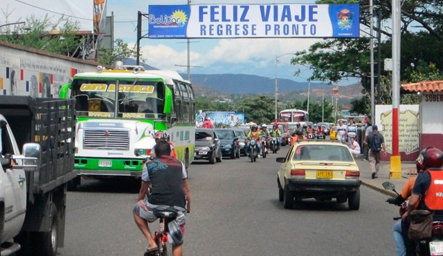 Transporte binacional antes del cierre de frontera. Archivo La Opinión