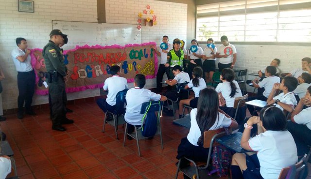 Durante el año, la Policía realiza acciones de prevención dentro y fuera de las instituciones educativas en busca de preservar entornos sanos para los estudiantes. Colprensa