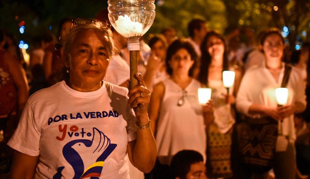 Centenares de manifestantes marcharon la noche de este miércoles por la paz en Cali. AFP