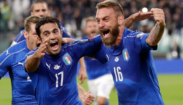 El jugador de Italia, Daniele De Rossi (derecha), festeja con su compañero Eder tras anotar el gol de penal contra España. AP