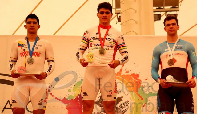 En el podio Santiago Ramírez (centro) se quedó con el oro en la prueba del kilómetro, mientras que Diego Peña se colgó la de plata. Cortesía
