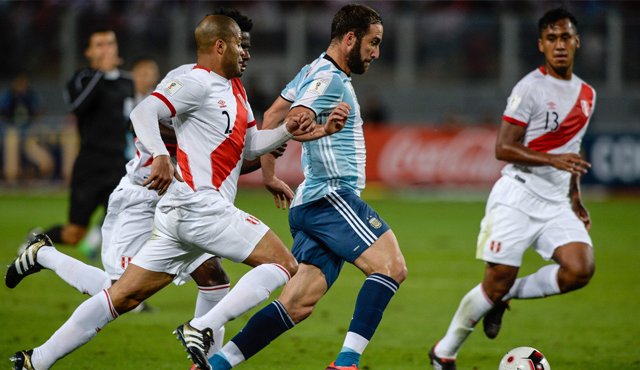 Perú visitará el martes a Chile, por la décima fecha, mientras que Argentina, en zona de repesca con 16 puntos, recibirá a Paraguay en Córdoba (centro). AFP