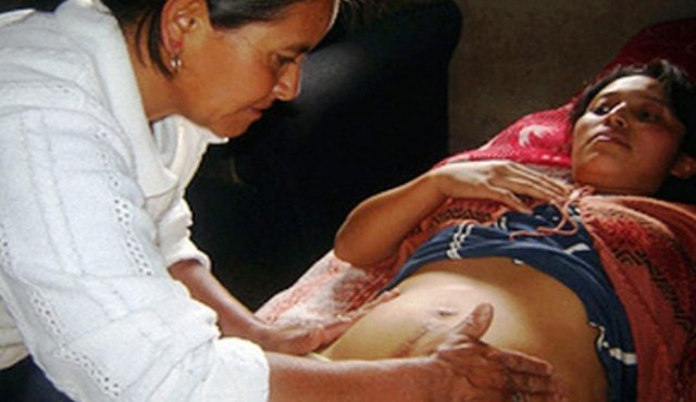 La partería tradicional también es vista como una forma de identidad y de liderazgo familiar y comunitario, para fortalecer dinámicas de crianza de los niños. Tomada de Internet
