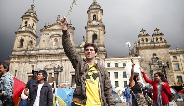 En Bogotá, en la Plaza de Bolívar, permanecen varias personas acampando. Colprensa