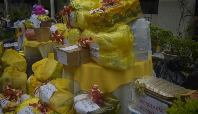 El alcalde había prometido entregar sus regalos. Cortesía