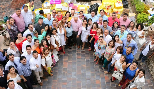 El alcalde donó sus regalos. Cortesía