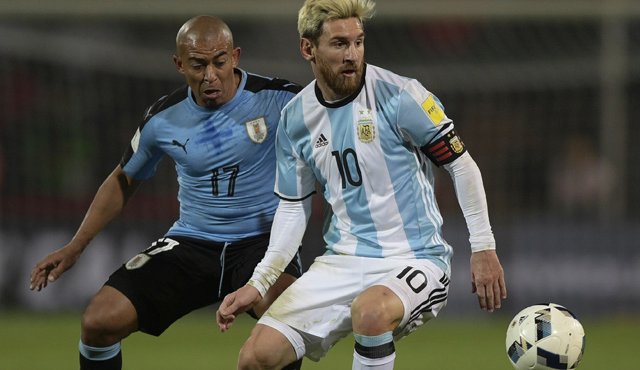 El seleccionador argentino afirmó no sentirse preocupado por algunos ataques de la prensa a Messi. AFP