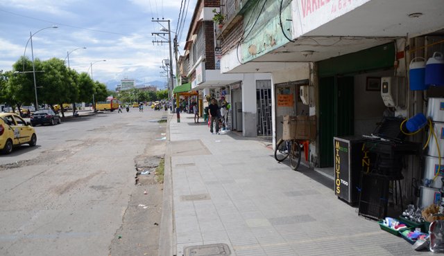 Desde la madrugada del lunes, la Policía y la Alcaldía impidieron el arribo de ventas callejeras a la avenida Sexta, motivo por el cual los ciudadanos pudieron movilizarse sin ningún obstáculo por los andenes. Rodrigo Sandoval