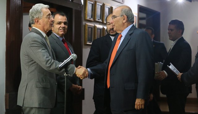 Álvaro Uribe y Humberto de la Calle se estrechan la mano. Colprensa