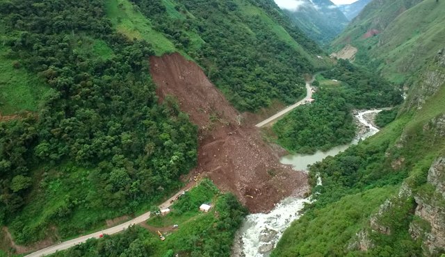 El inmenso alud tiene 270 metros de longitud y 120 de ancho, y aunque van treinta días de labores, la inestabilidad del terreno juega en contra de las obras. Archivo
