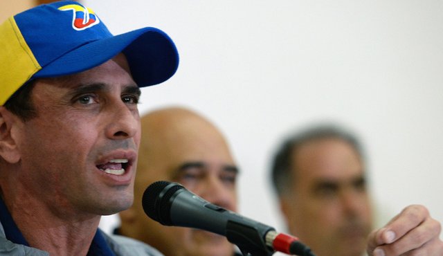 El gobernador del estado Miranda, Henrique Capriles, advirtió que no sabe qué pasará si no se aprueba el revocatorio. AFP