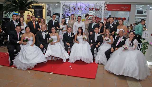 En la ceremonia hubo acto notarial, recepción, cena, vestuario y grupos musicales. Mario Caicedo