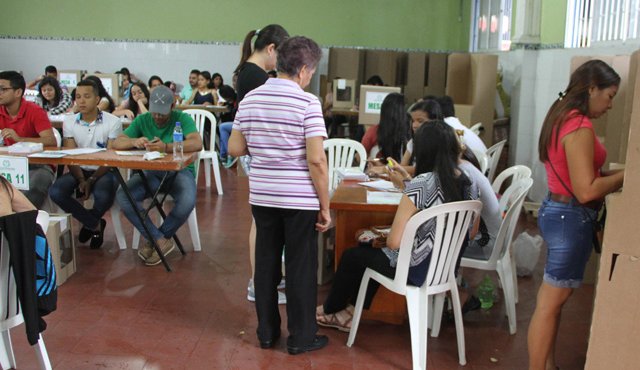 Tras semana y media del plebiscito en el que el ‘no’ a los acuerdos con las Farc superó al ‘Sí’ por un pequeño porcentaje, desde distintos sectores se sigue dando la batalla por echar para atrás los resultados de la votación. Archivo