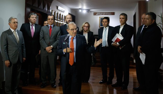 El jefe de la delegación del gobierno en los diálogos de paz, Humberto de la Calle, viajará la próxima semana a Cuba para entregarles a los delegados de las Farc las propuestas que presentaron los sectores del ‘No’. Archivo Colprensa