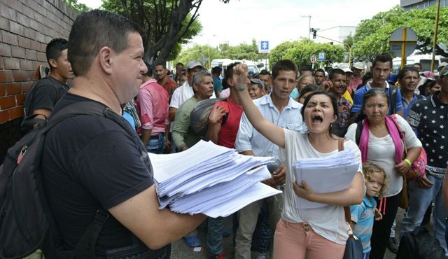 Decenas de víctimas y representantes de organizaciones sociales y populares del departamento se dieron cita en el Palacio de Justicia para radicar más de 300 tutelas con las que reclaman que se les garantice el derecho a la paz y a una vida digna. Edinsson Figueroa