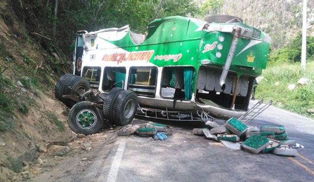 El bus quedó destruido a un costado de la carretera. Cortesía