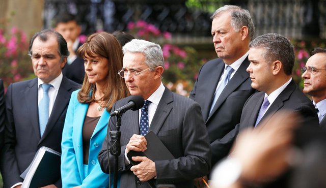 Álvaro Uribe e integrantes del Centro Democrático. Colprensa