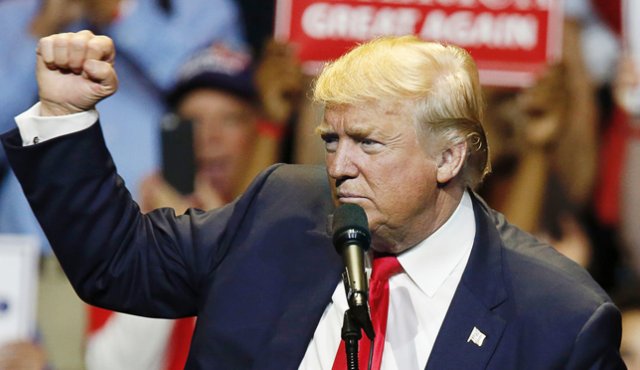 Donald Trump, en un mitín en Carolina del Norte, culpó al magnate mexicano Carlos Slim de un complot mediático para torpedear su campaña. AFP
